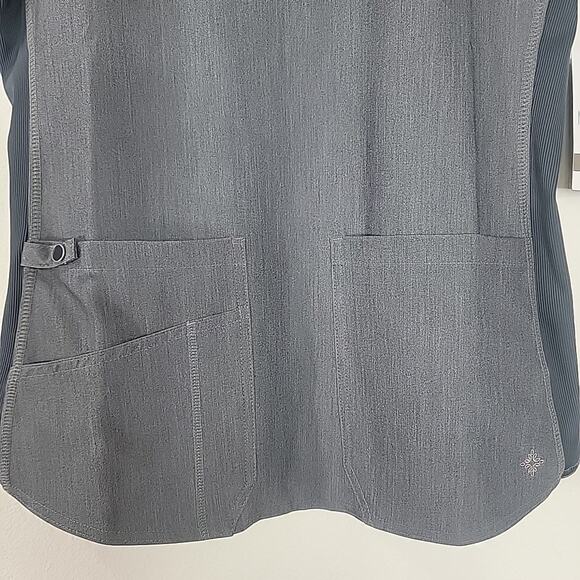 Med Couture Touch Women’s Scrub Top Size M NWT Gray Stretch V-Neck Nursing - Picture 3 of 8